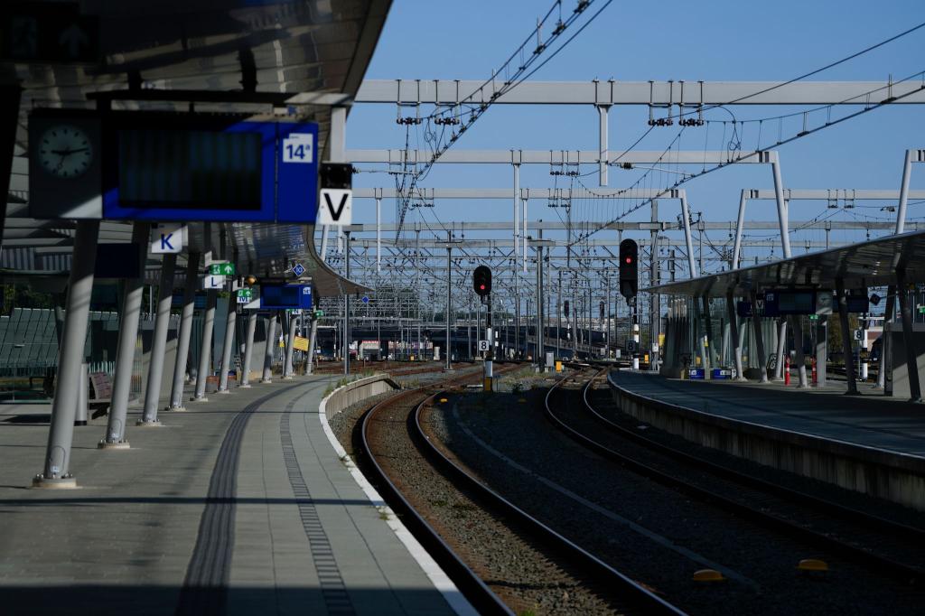 Wegen eines Bahnstreiks in den Niederlanden fallen am Dienstag auch die meisten Züge von Deutschland nach Amsterdam aus (Archivbild). - Foto: Peter Dejong/AP/dpa