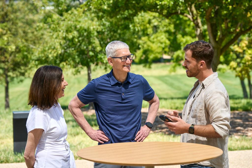 Ein Dresdner Student (r) gewinnt einen Entwickler-Wettbewerb von Apple für Studenten. - Foto: Apple/dpa