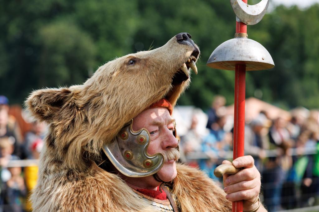 Auf in die Schlacht: Das Varusschlacht-Museum in Bramsche veranstaltet wieder die Römer- und Germanentage. Ein als römischer Legionär verkleideter Darsteller trägt dabei einen Bärenkopf. - Foto: Friso Gentsch/dpa