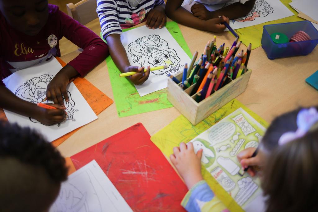 Kreative Aktivitäten für Kinder finden laut einer Umfrage fast alle Deutschen wichtig - gerade digitale Medien sehen viele aber als Hindernis. (Symbolbild) - Foto: Christian Charisius/dpa