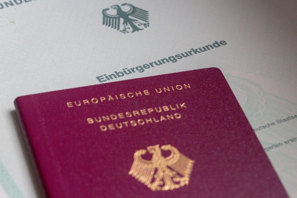 Im Jahr 2024 haben 291.955 Ausländerinnen und Ausländer die deutsche Staatsbürgerschaft erworben. (Symbolbild) - Foto: Fernando Gutierrez-Juarez/dpa