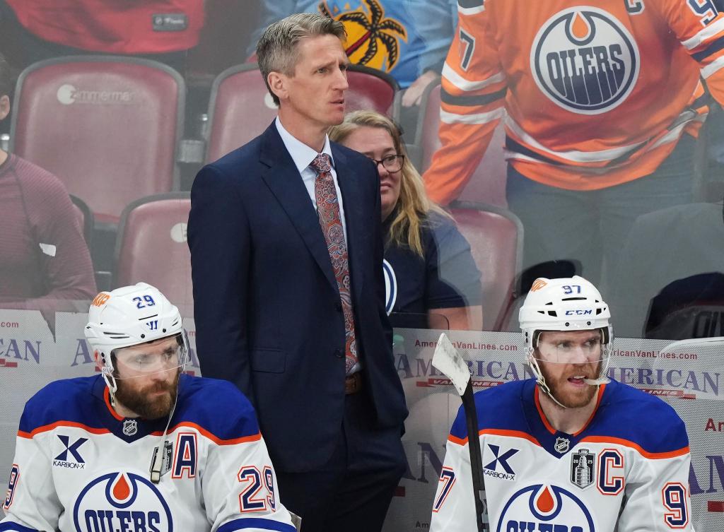 Oilers-Coach Kris Knoblauch und seine Stars Leon Draisaitl (r) und Connor McDavid haben die dritte Final-Partie bei den Florida Panthers verloren. - Foto: Nathan Denette/The Canadian Press/AP/dpa