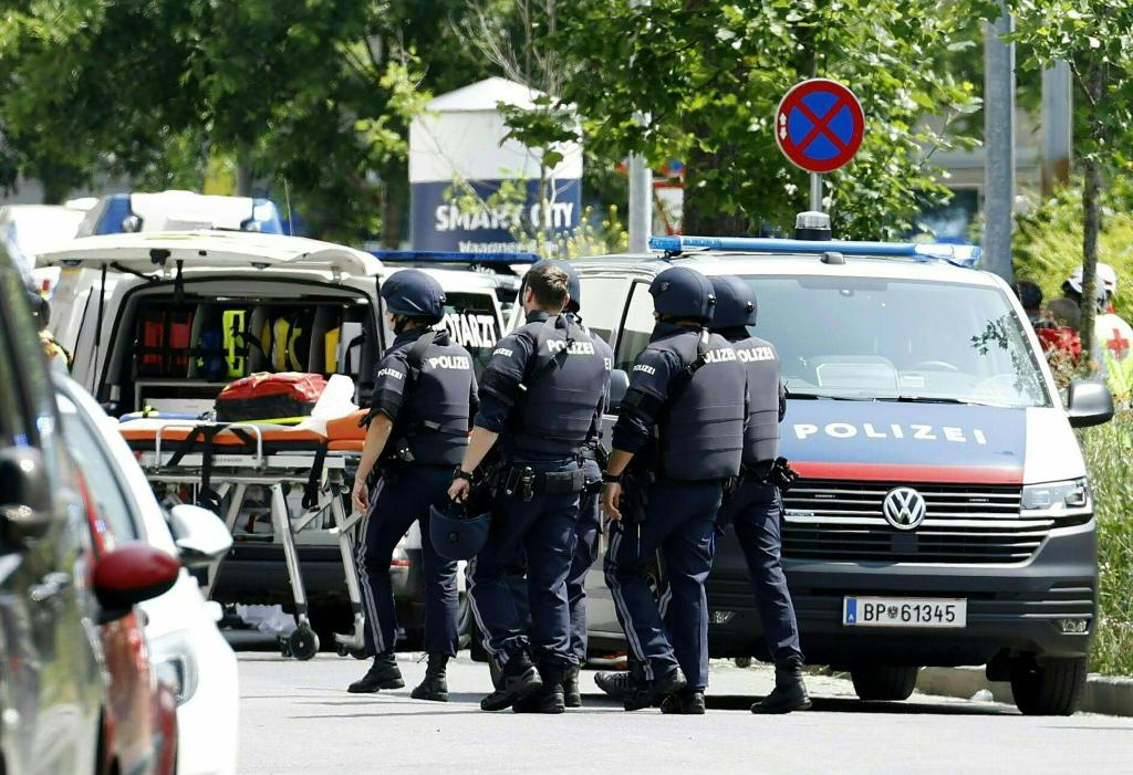 Polizei und Rettungskräfte waren im Großeinsatz. - Foto: Erwin Scheriau/APA/dpa