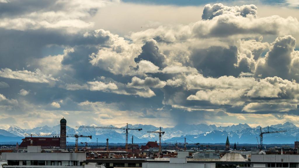 Einem Städteranking zufolge sind München und sein Umland der wirtschaftsstärkste Ballungsraum Deutschlands. Doch der Vorsprung vor Berlin ist nicht mehr groß. (Symbolbild) - Foto: Peter Kneffel/dpa