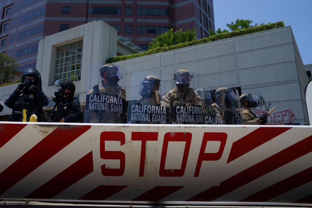 Soldaten der kalifornischen Nationalgarde stehen Wache. - Foto: Daniel Powell/ZUMA Press Wire/dpa