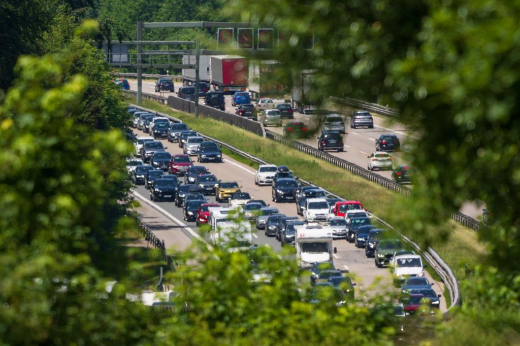 Zum Wochenende rechnet der ADAC wieder mit Staus auf Autobahnen. (Archivbild) - Foto: Peter Kneffel/dpa