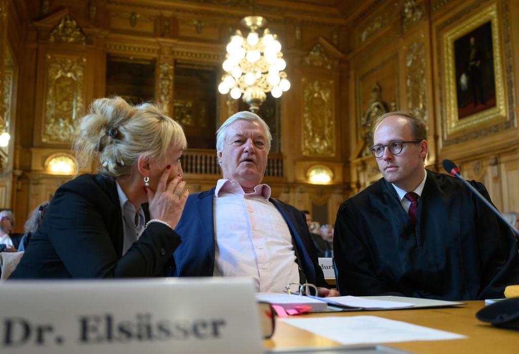 Jürgen Elsässer kam in Begleitung seiner Frau. - Foto: Hendrik Schmidt/dpa