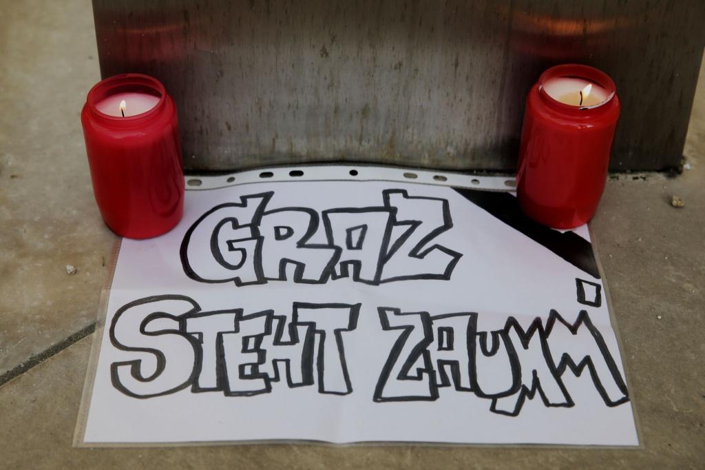 Ein zehntes Opfer starb am Abend an den Verletzungen. - Foto: Heinz-Peter Bader/AP/dpa