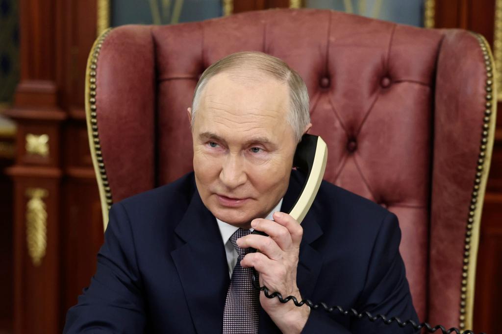 Kremlchef Putin telefoniert noch gern mit einem Schnurtelefon, für Russen mit Smartphone soll es aber neue Services unter staatlicher Aufsicht geben. (Archivbild) - Foto: Alexander Kazakov/Sputnik/Kremlin Pool/AP/dpa