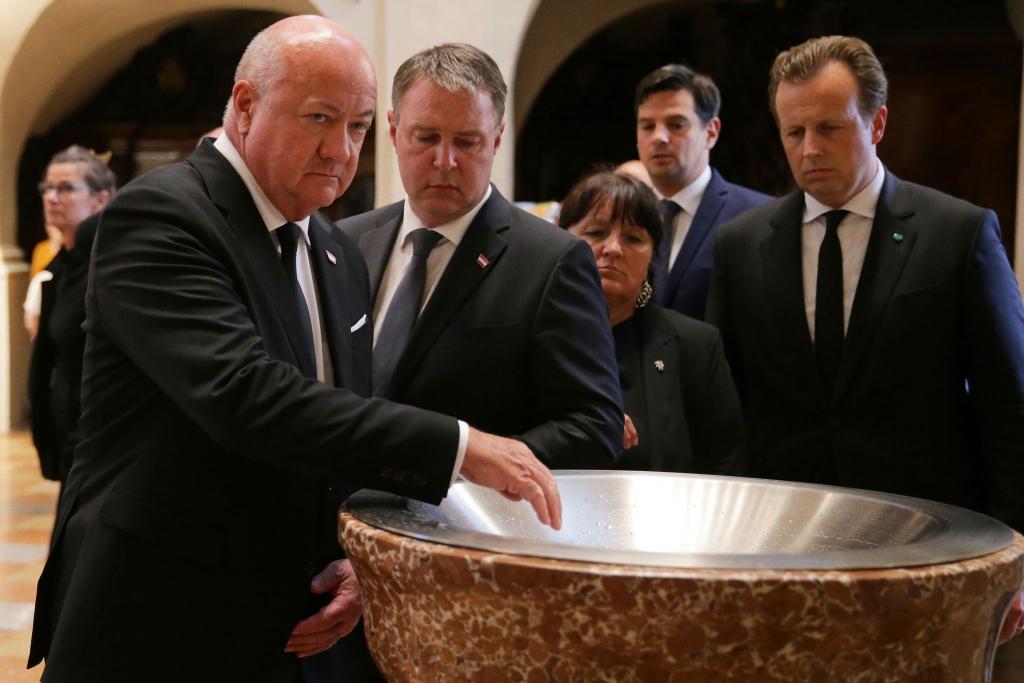 Österreichs Bundeskanzler Christian Stocker (l) und Vizekanzler Andreas Babler kommen zu einem Gedenkgottesdienst für die Opfer des Amoklaufs an einer Grazer Schule in den Dom der Stadt. - Foto: Heinz-Peter Bader/AP/dpa
