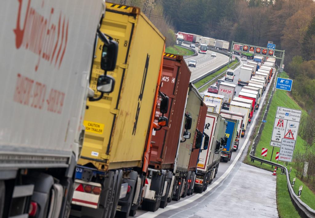 Bislang werden die meisten Lkw mit Diesel betrieben. (Archivbild) - Foto: Peter Kneffel/dpa