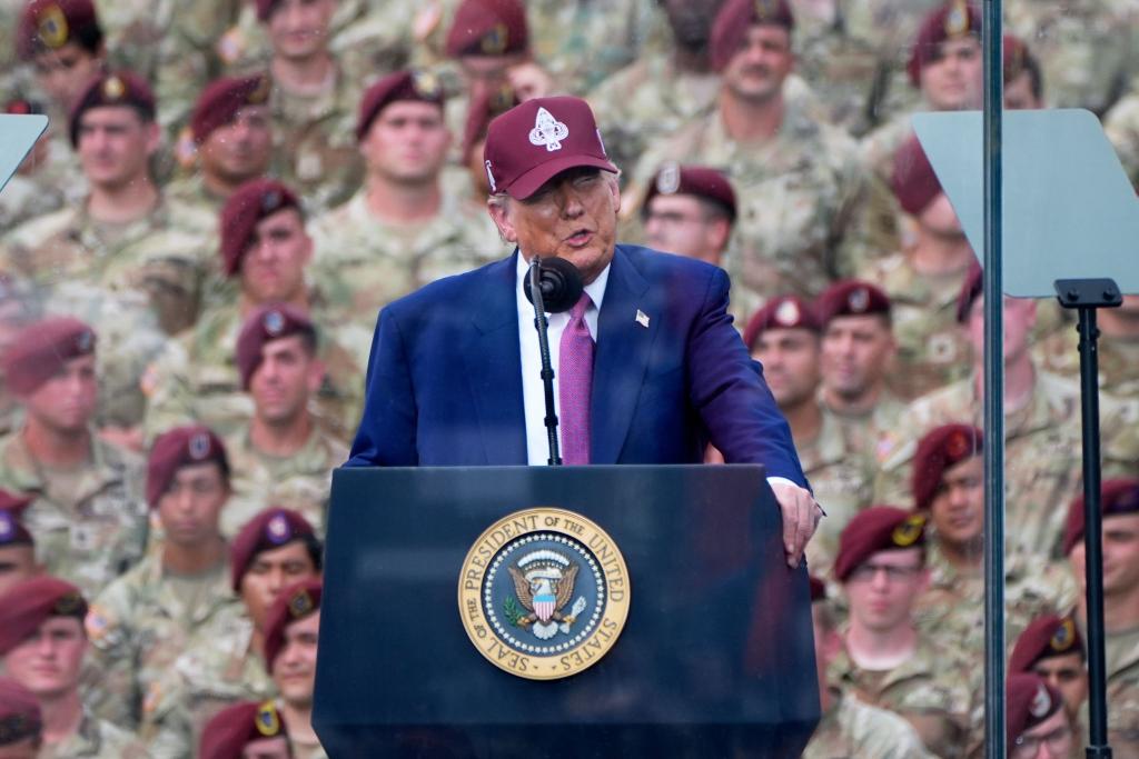 Wenige Tage vor einer großen Militärparade in Washington hat Donald Trump die Stärkung der amerikanischen Streitkräfte beschworen. - Foto: Alex Brandon/AP/dpa