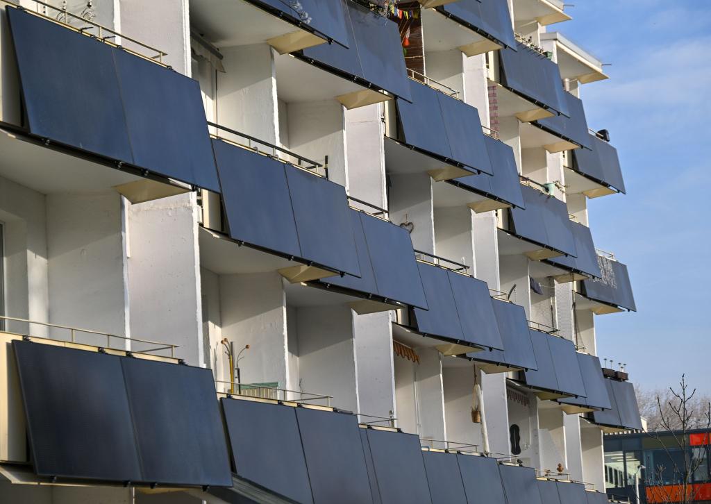 Balkonkraftwerke boomen - inzwischen gibt es eine Million der kleinen Solaranlagen. - Foto: Martin Schutt/dpa