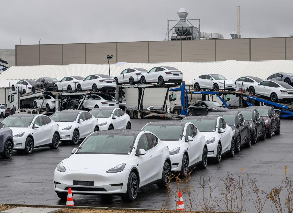 Tesla will als Robotaxis nach bisherigen Angaben zunächst handelsübliche Fahrzeuge des Typs Model Y einsetzen. (Archivbild) - Foto: Patrick Pleul/dpa