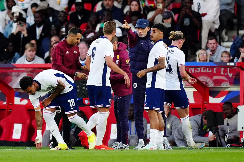 Englands Trainer Thomas Tuchel (M) konnte mit der Leistung seiner Spieler gegen das Team aus Senegal nicht zufrieden sein. - Foto: Mike Egerton/PA Wire/dpa