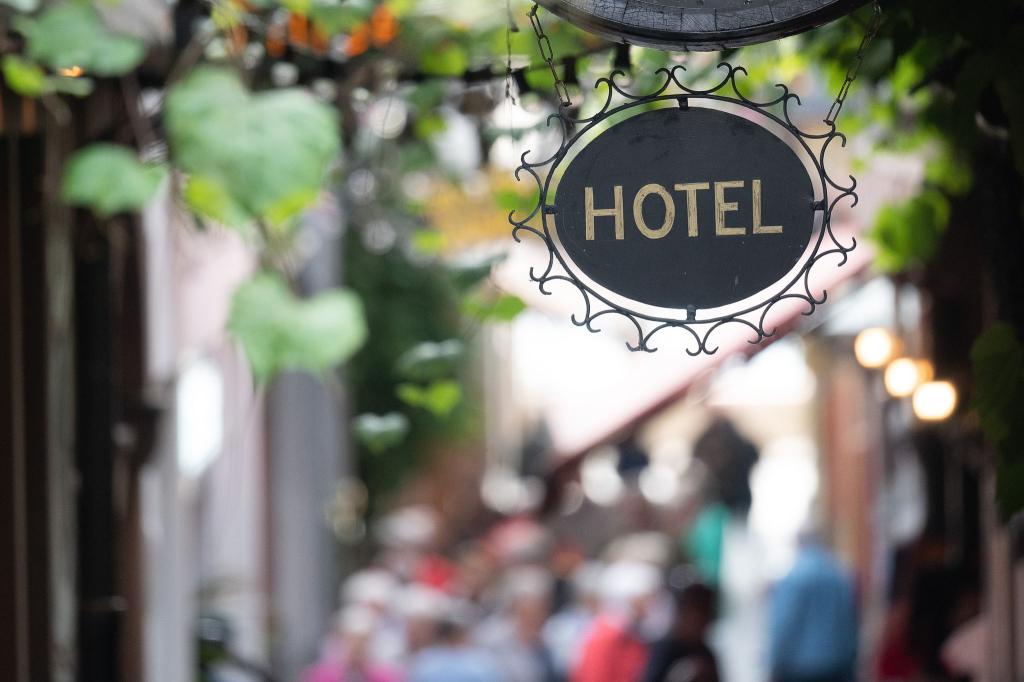 Der späte Ostertermin hat im April für ein deutliches Plus bei den Übernachtungszahlen in Hotels und anderen Beherbergungsbetrieben in Deutschland gesorgt. - Foto: Sebastian Gollnow/dpa