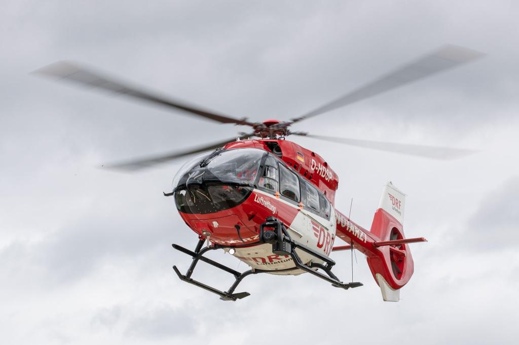 Mit einem Rettungshubschrauber wird das Mädchen in eine Kinderklinik gebracht. (Symbolbild) - Foto: Daniel Karmann/dpa