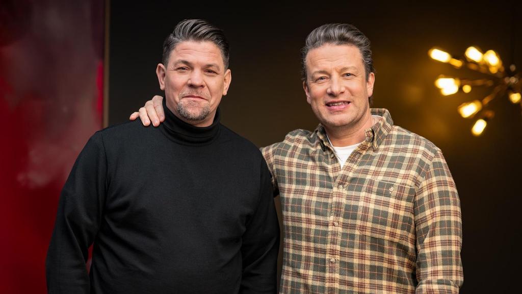 Duell der Spitzenköche: Weltstar Jamie Oliver tritt erstmals gegen den deutschen TV-Liebling Tim Mälzer an. - Foto: Markus Hertrich/RTL/dpa