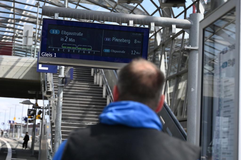 Eine Anzeige an einer Hamburger S-Bahnstation zeigt die Auslastung einer einfahrenden Bahn an. - Foto: David Hammersen/dpa