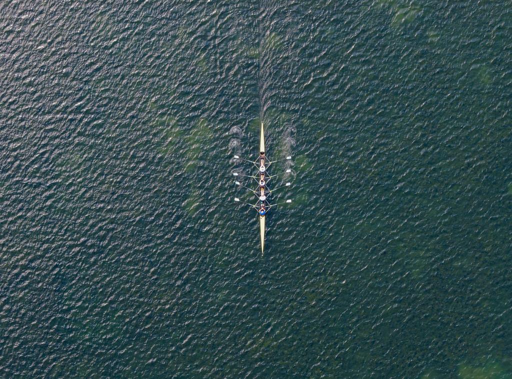 Ein Ruderboot fährt über den Maschsee. - Foto: Julian Stratenschulte/dpa