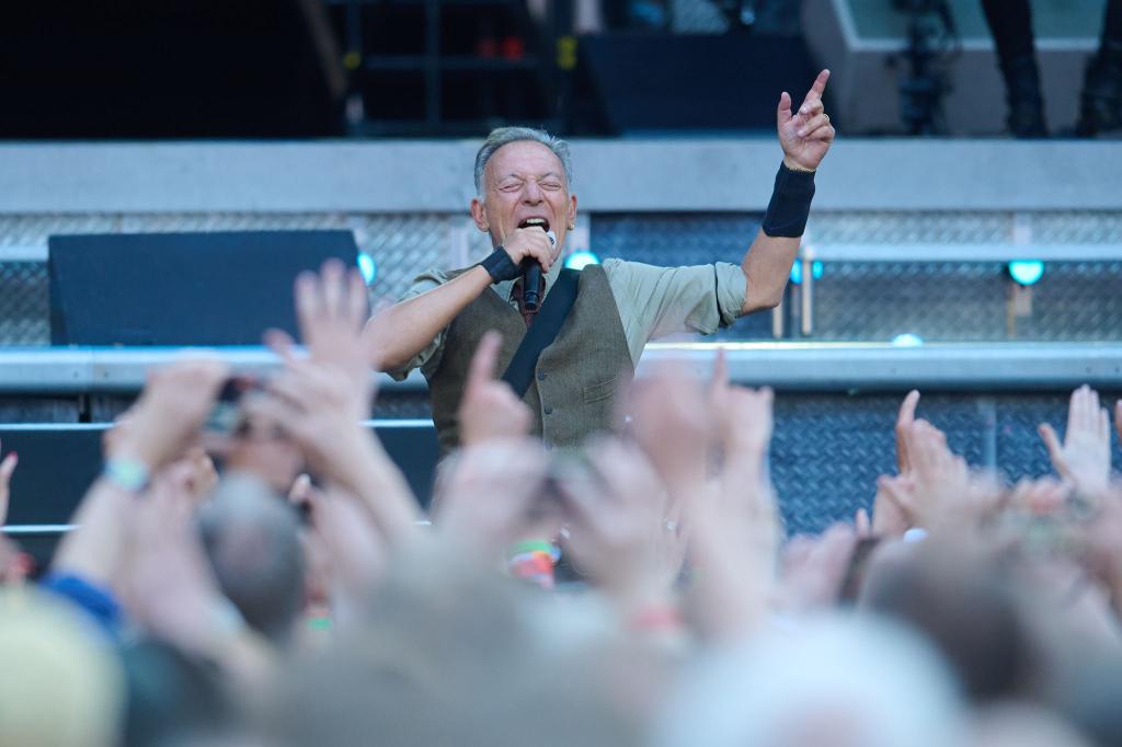 Bruce Springsteen and The E Street Band spielen im Berliner Olympiastadion im Rahmen ihrer Europatournee 2025. - Foto: Annette Riedl/dpa