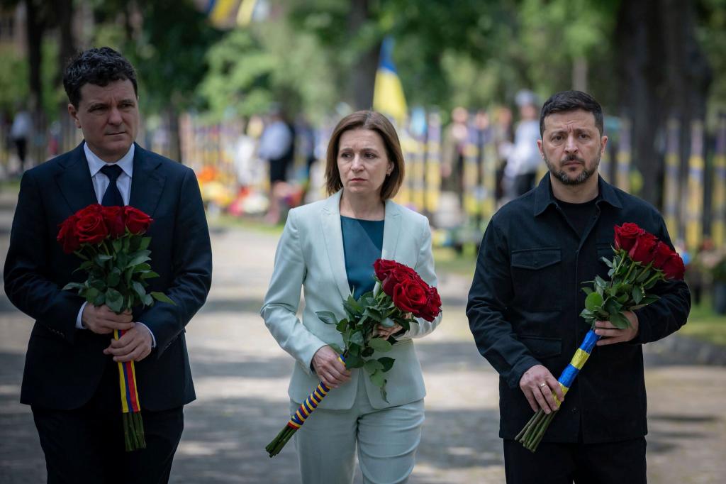 Staats- und Regierungschefs aus Südosteuropa legten in Odessa Blumen für gefallene ukrainische Soldaten nieder. - Foto: Uncredited/Presidential Press Service/AP/dpa