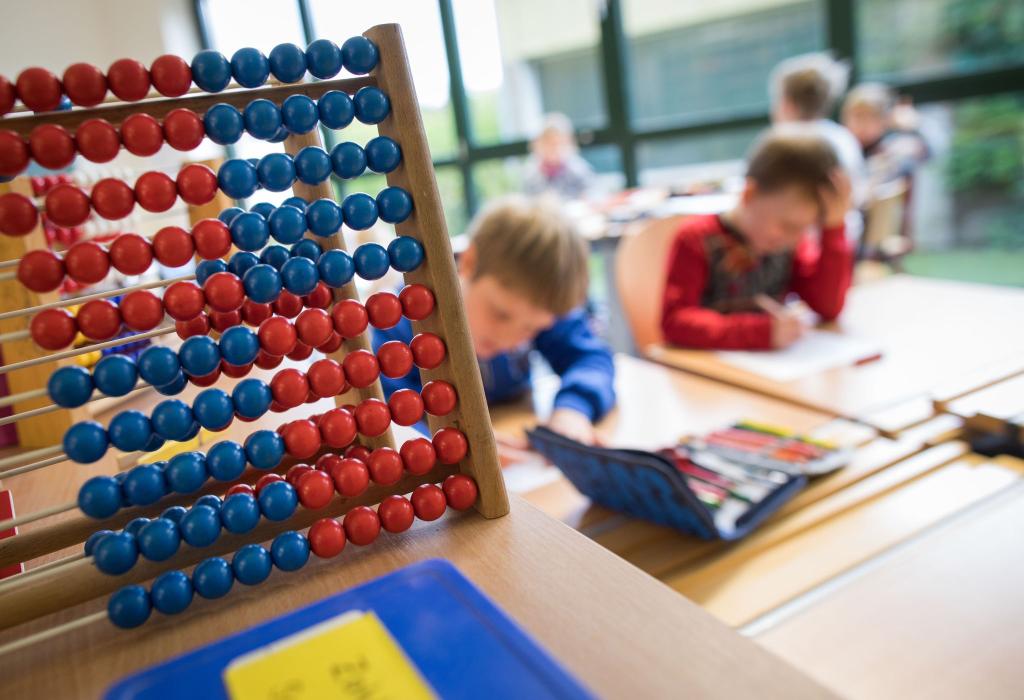 Schon nach vier Monaten schneiden Jungen demnach in Mathe etwas besser ab als Mädchen. (Archivbild) - Foto: Frank Rumpenhorst/dpa