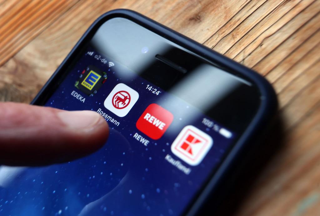 Die Bonus-Apps der Handelsketten werden von vielen Kunden genutzt. - Foto: Karl-Josef Hildenbrand/dpa