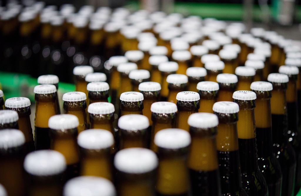 Veltins hat eine Bierpreiserhöhung für den Herbst angekündigt. (Archivbild) - Foto: Rainer Jensen/dpa