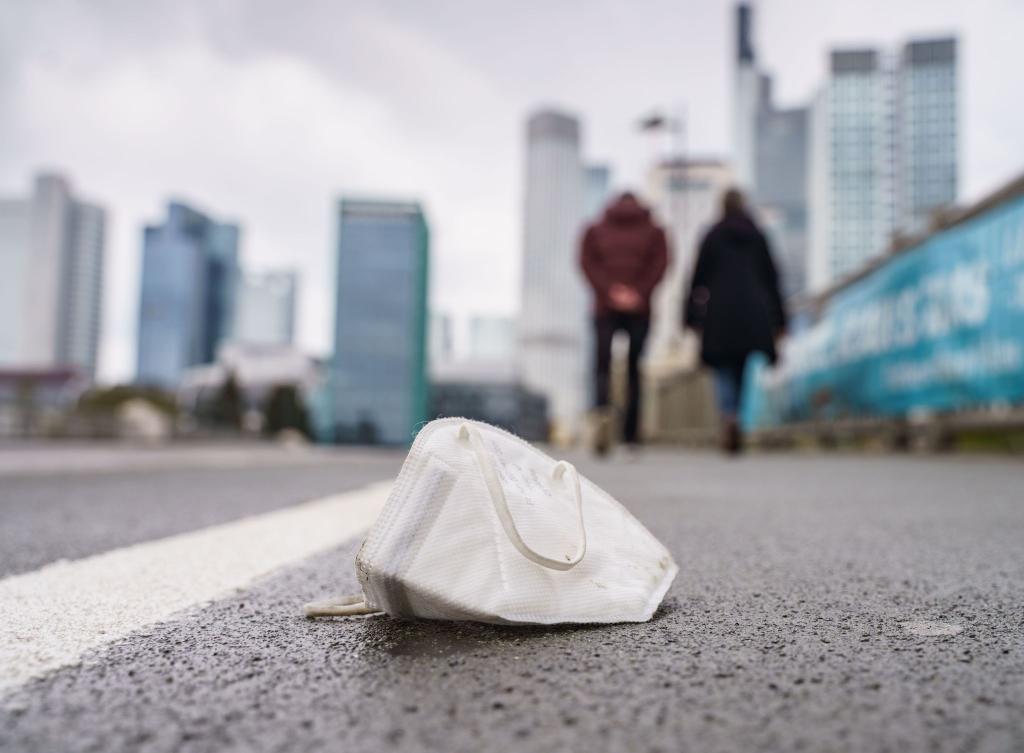 Einst Alltagsgegenstand, mittlerweile eher selten zu sehen: Masken zum Schutz gegen Corona. - Foto: Frank Rumpenhorst/dpa