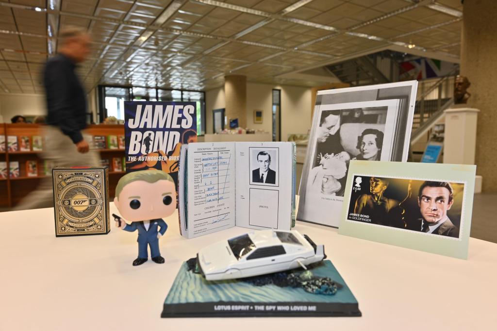 Im Stadtarchiv sind Exponate der Ausstellung «Liebesgrüße aus Wattenscheid» zu sehen - dazu zählt auch ein Replikat des Ausweises von James Bond, welches den Wattenscheider Geburtsort des Geheimagenten bescheinigt. - Foto: -/Stadt Bochum/dpa