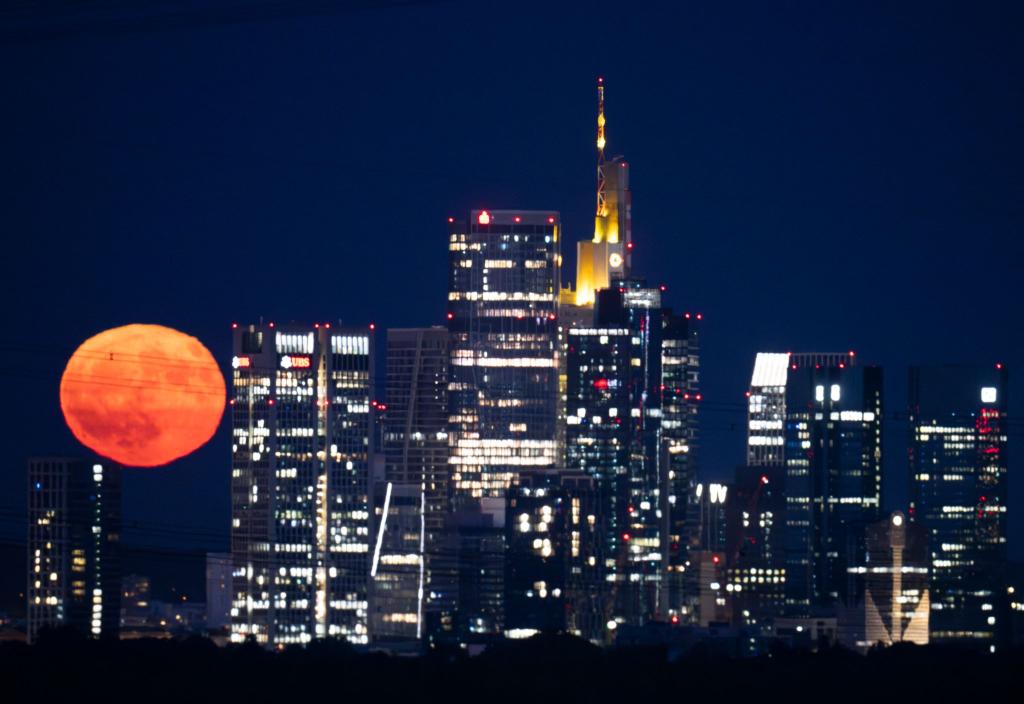 In Frankfurt reihte sich der Erdbeermond in die Skyline ein. - Foto: Boris Roessler/dpa