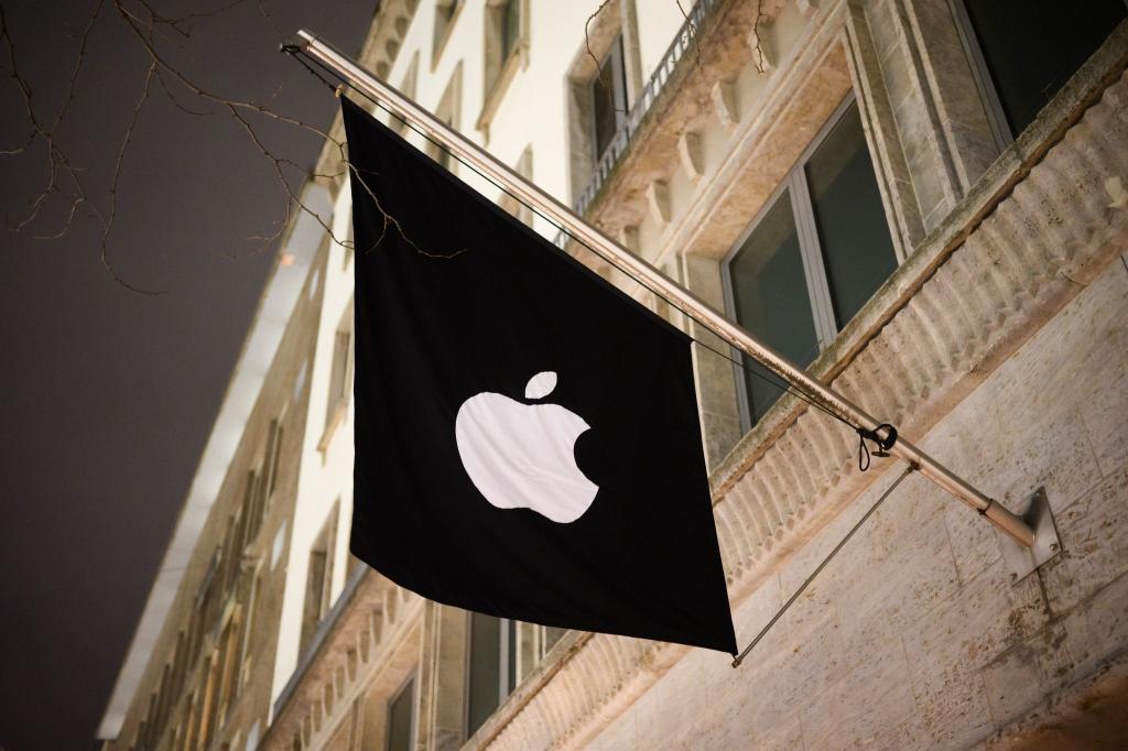 Apple kritisiert, man solle mit anderen Firmen bisher verschlüsselte Nutzerdaten teilen. (Archivbild) - Foto: Julian Stratenschulte/dpa
