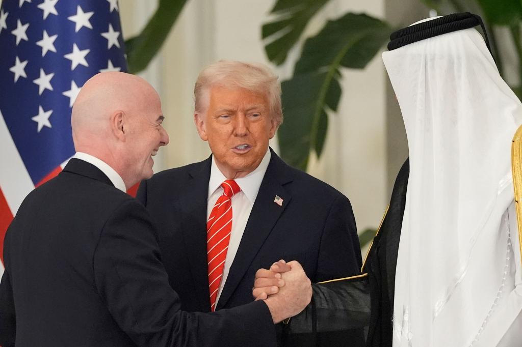 FIFA-Chef Infantino hält enge Bande zum US-Präsdienten und nach Saudi-Arabien. - Foto: Alex Brandon/AP/dpa