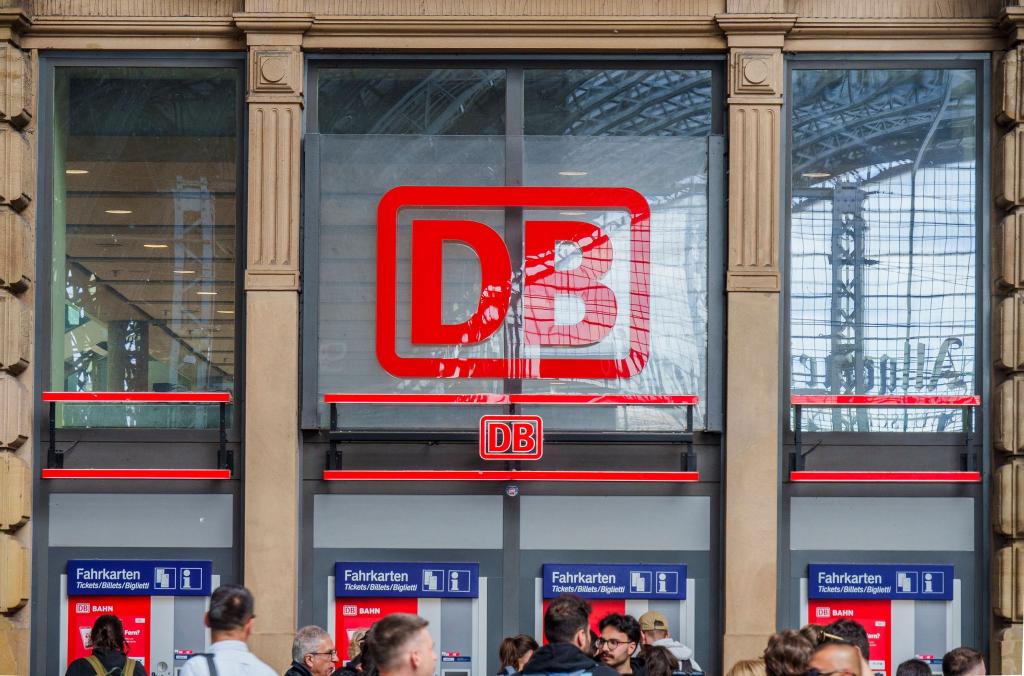 Die angeschlagene Bahn will mit der Abschaffung der Familienreservierung Geld sparen. (Archivbild) - Foto: Andreas Arnold/dpa