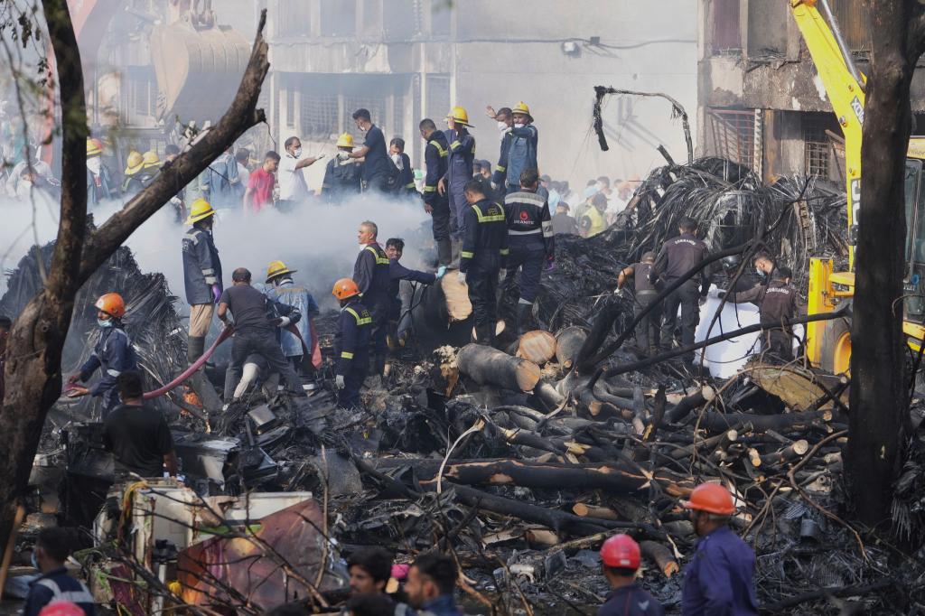 Such- und Rettungsteams sind im Einsatz. - Foto: Ajit Solanki/AP/dpa