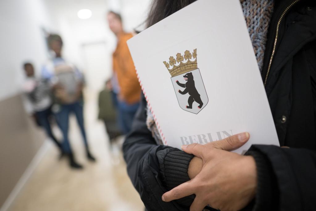 In Berlin gibt es seit Anfang 2024 eine zentrale Einbürgerungsstelle im Landesamt für Einwanderung. (Archivfoto) - Foto: Sebastian Gollnow/dpa