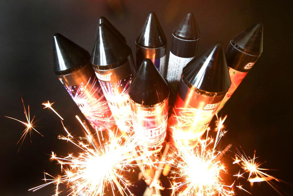 Die Deutsche Umwelthilfe plädiert dafür, den privaten Kauf und Gebrauch von Pyrotechnik zu Silvester dauerhaft zu beenden. (Symbolbild) - Foto: Roland Weihrauch/dpa