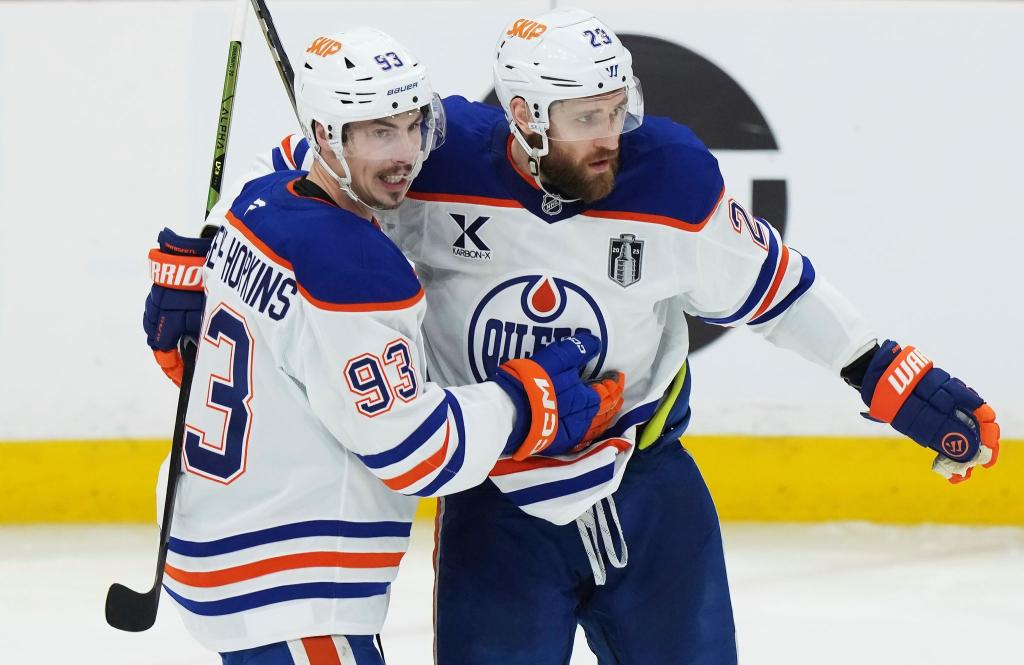 Leon Draisaitl (r) schoss die Oilers erneut zum Sieg in der Verlängerung. - Foto: Nathan Denette/The Canadian Press/AP/dpa