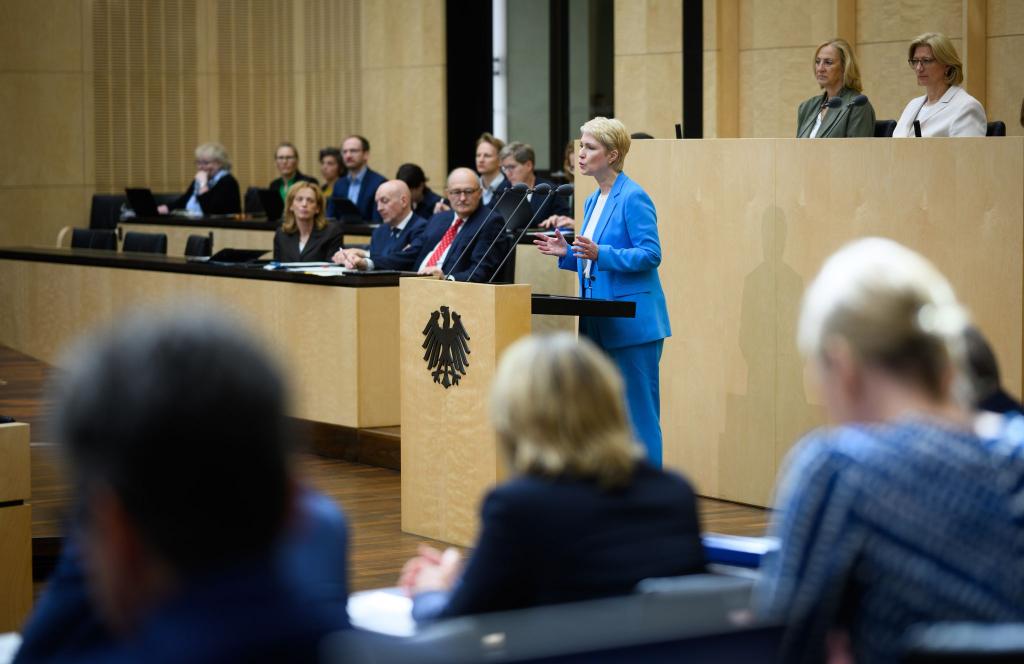 Mecklenburg-Vorpommerns Ministerpräsidentin Schwesig (SPD) fordert im Bundesrat Rentenstabilität. - Foto: Bernd von Jutrczenka/dpa