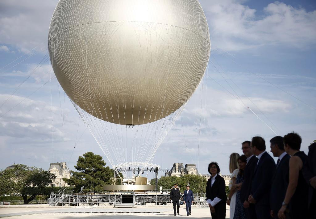 Vom 21. Juni an steigt der Olympia-Ballon in Paris wieder in den Abendhimmel. - Foto: Yoan Valat/Pool EPA/AP/dpa
