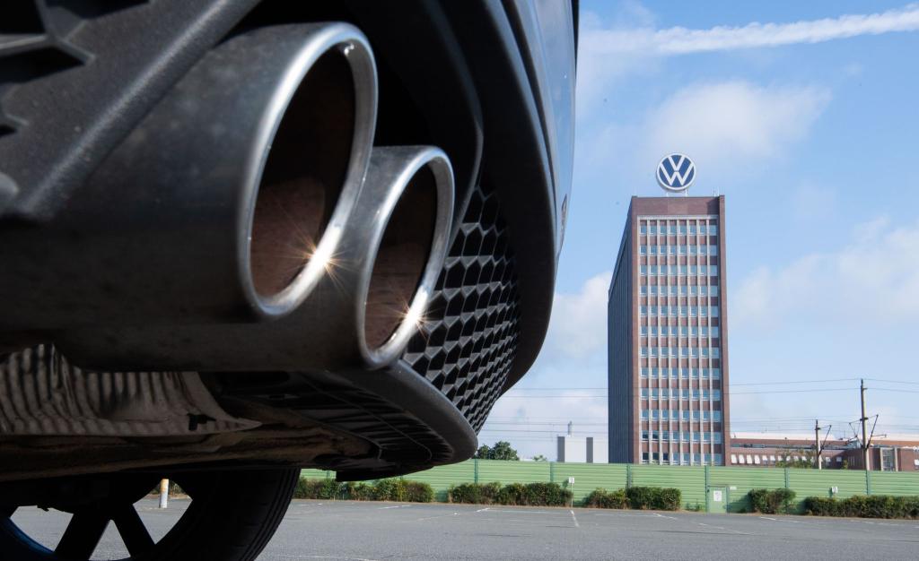 Der Dieselskandal kostete VW bereits Milliarden. Ein Bußgeld wegen Datenschutzverstößen bleibt den Wolfsburger nun aber erspart. (Archivfoto) - Foto: Julian Stratenschulte/dpa