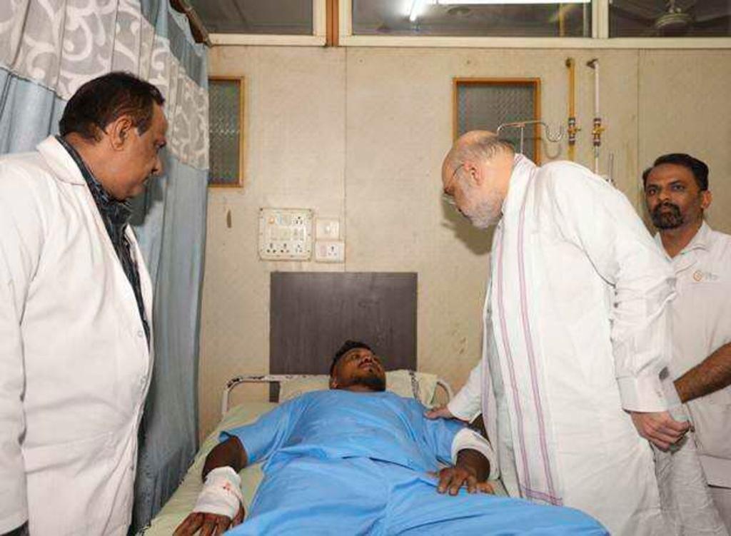 Das vom indischen Innenministerium herausgegebene Foto zeigt Innenminister Amit Shah bei einem Treffen mit dem Überlebenden des britischen Flugzeugabsturzes, Vishwash Kumar Ramesh, in einem Krankenhaus in Ahmedabad. - Foto: Indian Ministry of Home Affairs/dpa