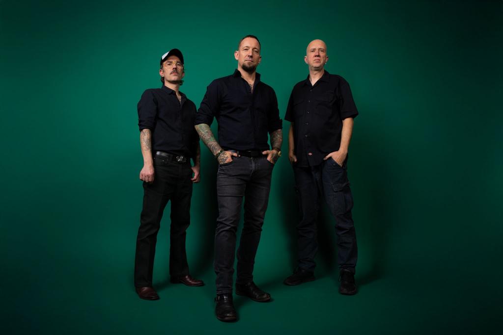 Die dänische Metal-Band Volbeat eroberte Platz eins der Charts. - Foto: Brittany Bowman/Universal Music/dpa