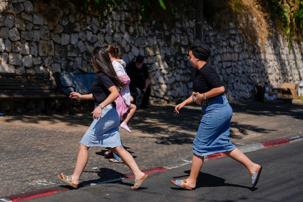 Die israelische Armee hat den Abschuss iranischer Raketen Richtung Israel gemeldet und die Menschen aufgerufen, Schutzräume aufzusuchen - Foto: Ariel Schalit/AP/dpa