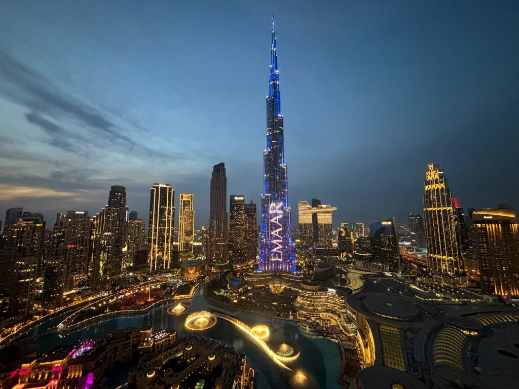 Auch von Reisen nach Dubai rät das Auswärtige Amt wegen der Eskalation im Nahen Osten ab. - Foto: Altaf Qadri/AP/dpa