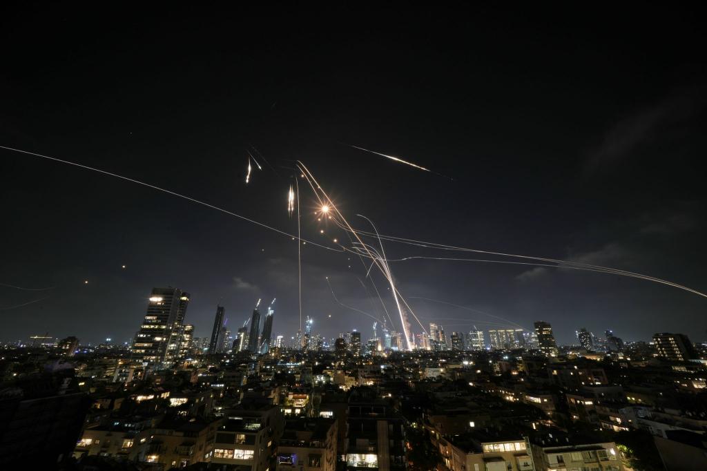 Iran hat mit einem Gegenangriff auf Israel begonnen. - Foto: Leo Correa/AP/dpa