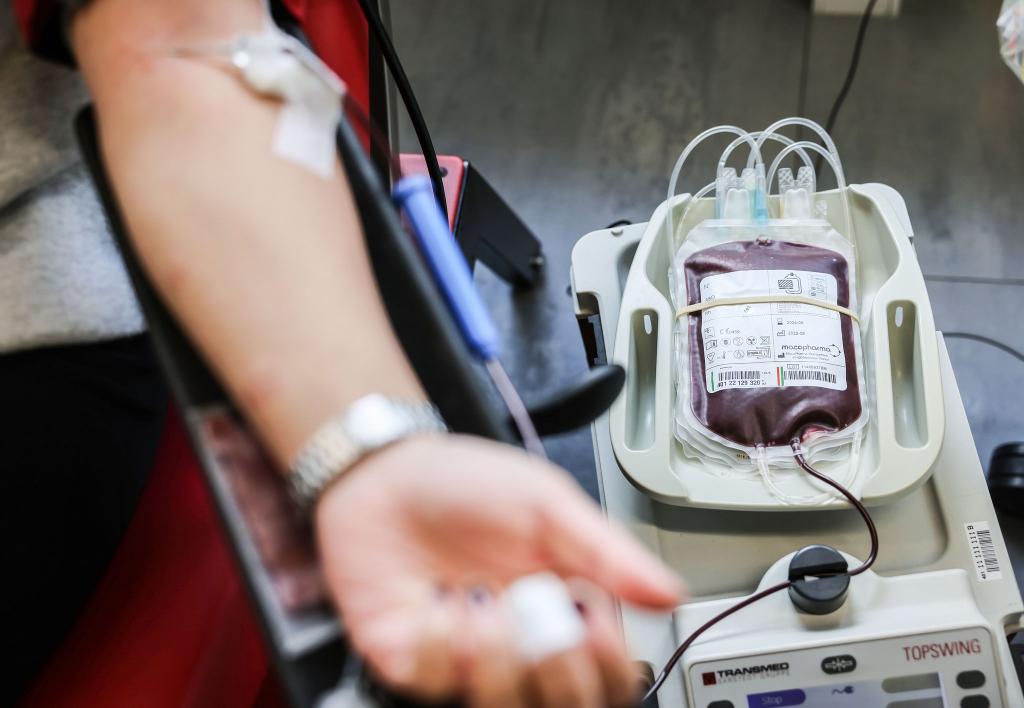 Blutspenden können Leben retten. Daran wird am Blutspendetag erinnert. - Foto: Oliver Berg/dpa