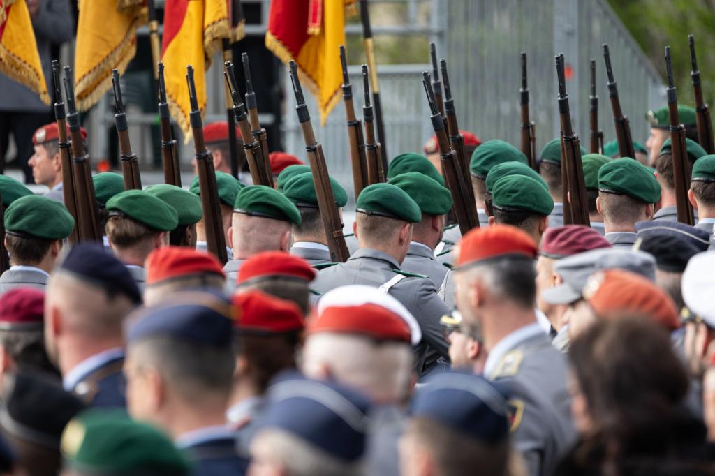 Aus der schwarz-roten Bundesregierung kommen unterschiedliche Stimmen zu einer möglichen Wehrpflicht. (Symbolbild) - Foto: Hannes P. Albert/dpa
