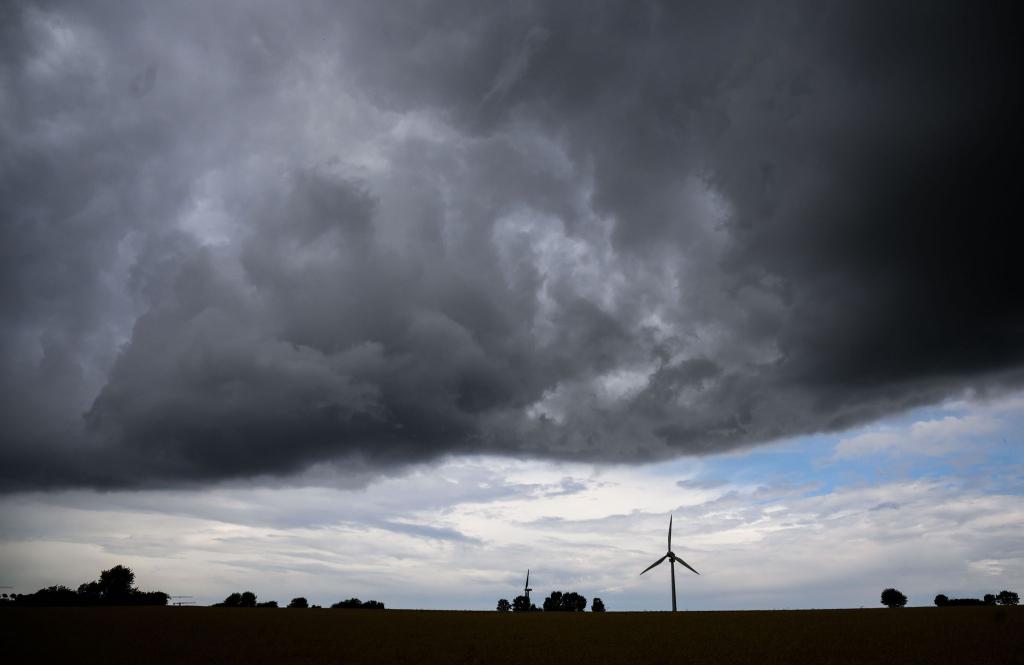 Wie lange sich die Gewitter halten, ist laut DWD noch nicht absehbar. (Archivbild) - Foto: Julian Stratenschulte/dpa